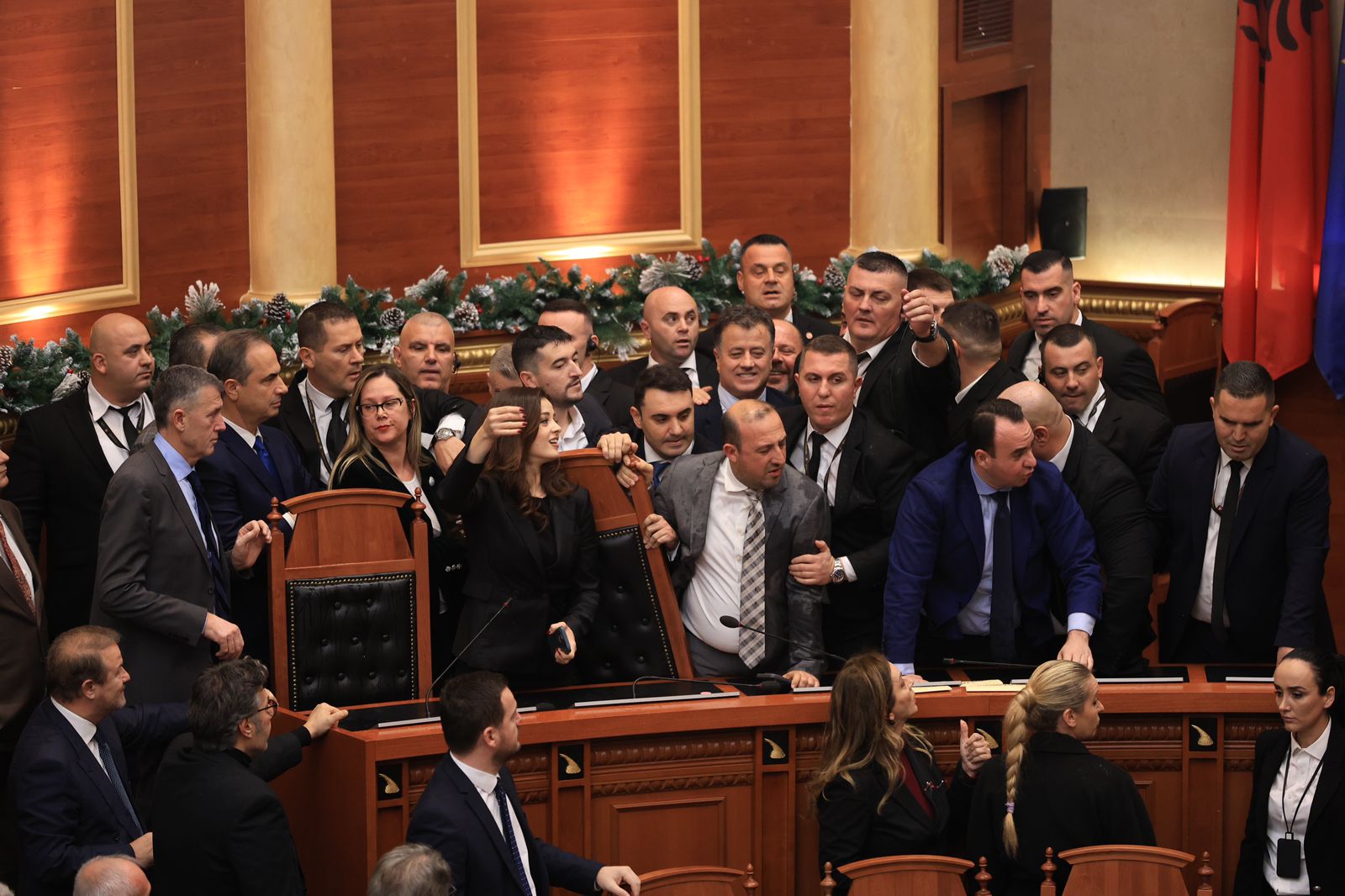 PS kërkoi ‘ndëshkimin’ e 29 deputetëve të PD, mbledhja e “Etikës” shtyhet për të martën