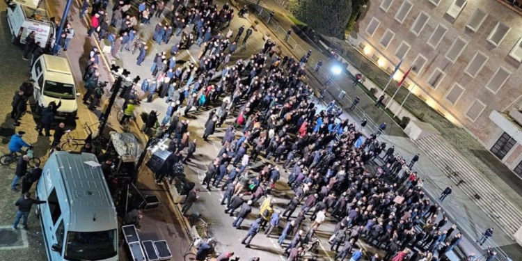 Tubimi i PD përpara Kryeministrisë, Policia publikon planin e masave: Rrugët që bllokohen