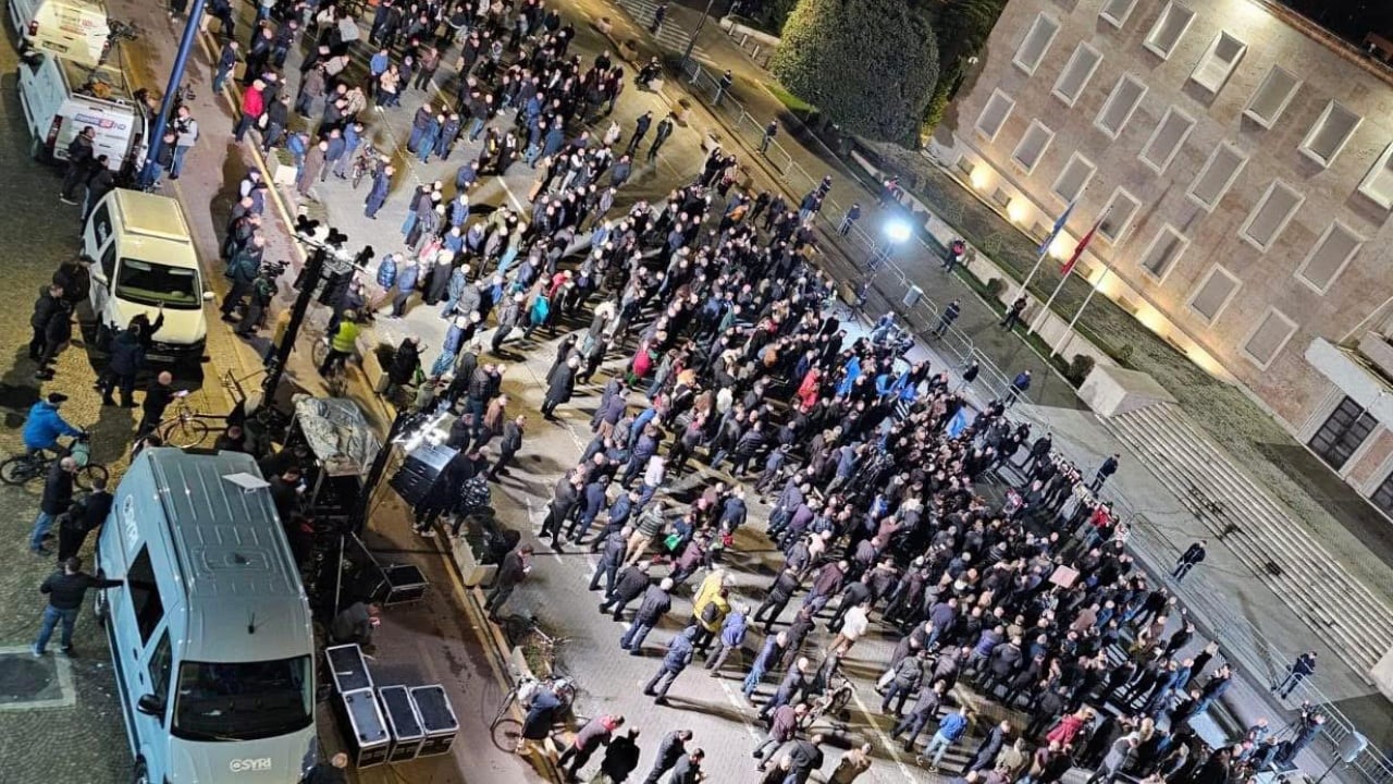 Tubimi i PD përpara Kryeministrisë, Policia publikon planin e masave: Rrugët që bllokohen