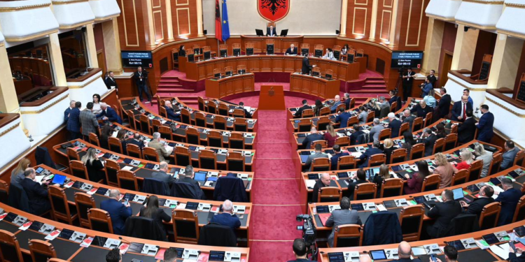 Seancë maratonë/ Kuvendi miraton 13 projektligje, AMF me drejtues të ri, zgjidhet Komisioneri për Mbikëqyrjen e Shërbimit Civil