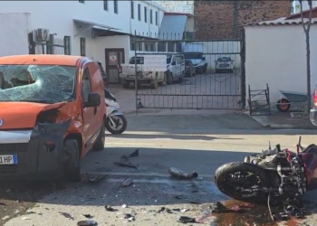 VIDEO / Aksident i rëndë në Lushnje, motori përplaset me makinën