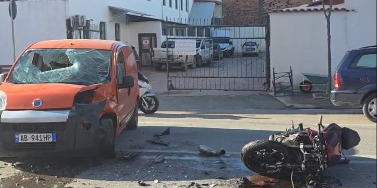 VIDEO / Aksident i rëndë në Lushnje, motori përplaset me makinën
