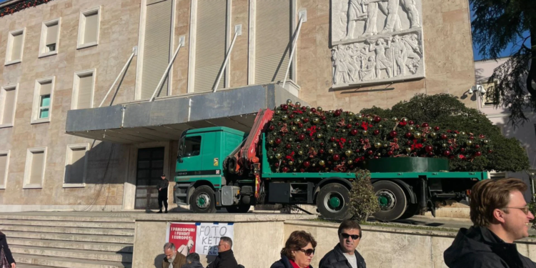 FOTOLAJM / Protesta e PD në orën 18:00, hiqet pema e Krishtlindjeve para Kryeministrisë
