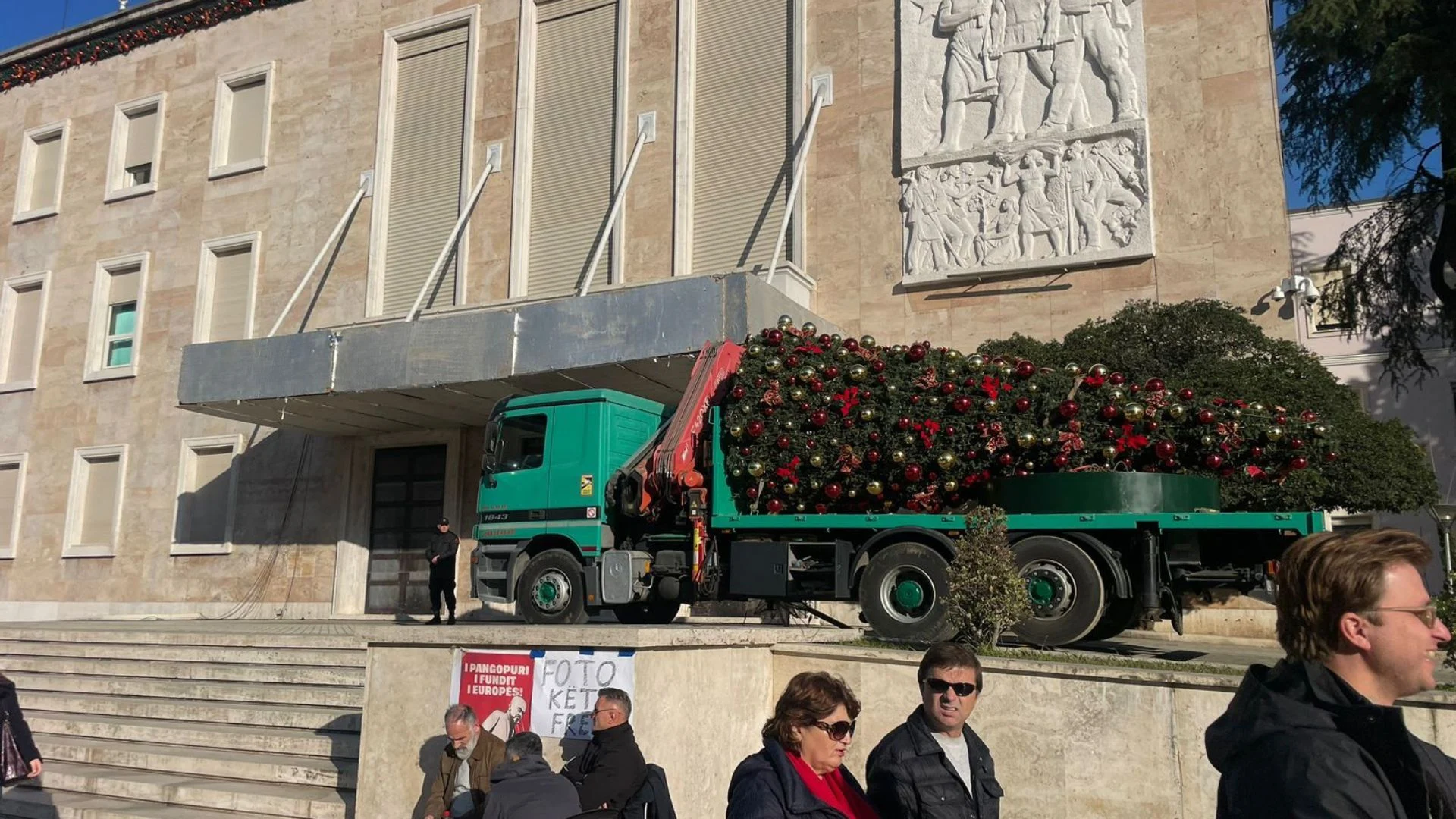 FOTOLAJM / Protesta e PD në orën 18:00, hiqet pema e Krishtlindjeve para Kryeministrisë