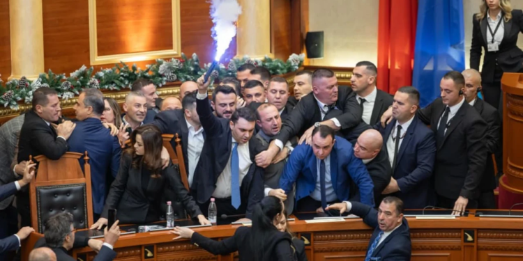 Dhuna në Kuvend, “Etika” përjashton me 30 ditë gjashtë deputetë të PD. ‘Shpëtojnë’ 23 të tjerë