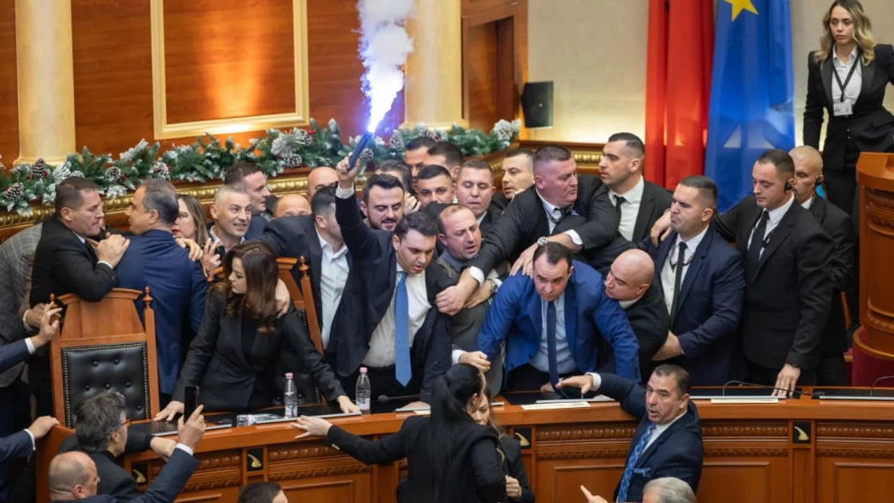 Dhuna në Kuvend, “Etika” përjashton me 30 ditë gjashtë deputetë të PD. ‘Shpëtojnë’ 23 të tjerë