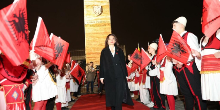 Spiropali nderime te monumenti i Skënderbeut në Shkupin e vjetër: Simbol i qëndresës