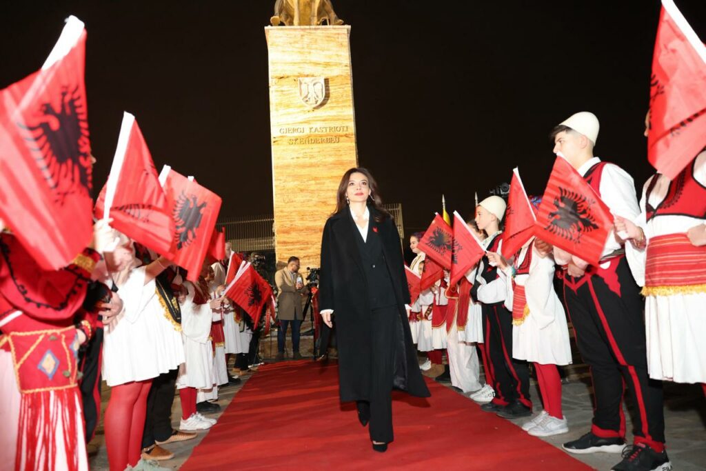 Spiropali nderime te monumenti i Skënderbeut në Shkupin e vjetër: Simbol i qëndresës