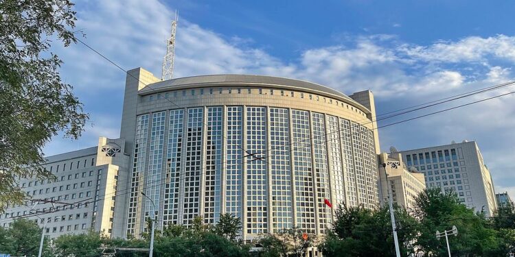 Ministrat e Jashtëm të Kinës, Kamboxhias e Tajlandës takohen në përpjekje për të konsoliduar paqen