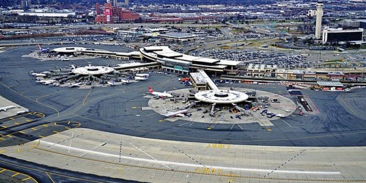 Mijëra vetë të ekspozuar ndaj fruthit, alarm në një prej aeroporteve më të ngarkuar në botë