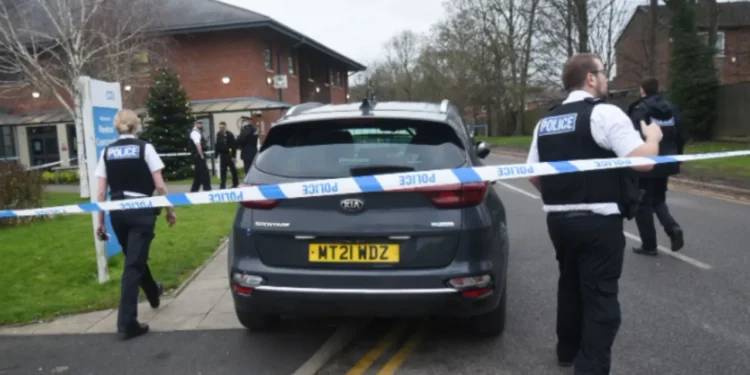 Vepron pa mëshirë/ 20-vjeçari sulmon 5 persona me levë hekuri, nuk u lejua të futej në spital! Dyshohet se..