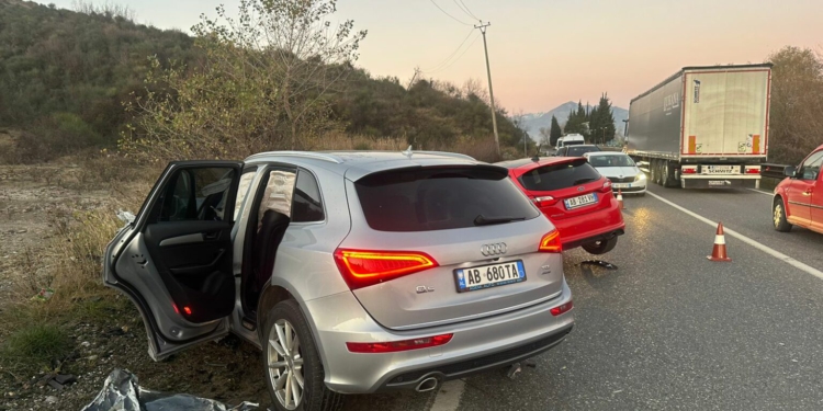 Aksidentohen tre makina në rrugën Shkodër-Tiranë, raportohet për disa të plagosur