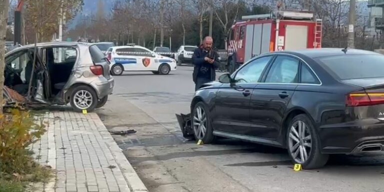 Kamëz, dy makina përfshihen në një aksident, mbetën të plagosur 4 persona