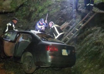 12-vjeçari në Tiranë merr makinën e të atit dhe përfundon jashtë rruge, dy të plagosur