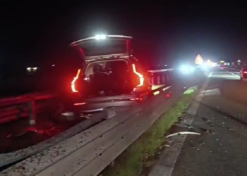 Aksident mes dy makinave në autostradën Lushnje-Fier, njëra përfundon në barrierat ndarëse (FOTO)