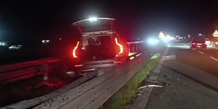 Aksident mes dy makinave në autostradën Lushnje-Fier, njëra përfundon në barrierat ndarëse (FOTO)