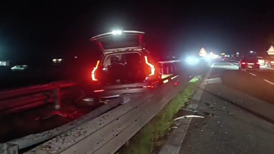 Aksident mes dy makinave në autostradën Lushnje-Fier, njëra përfundon në barrierat ndarëse (FOTO)