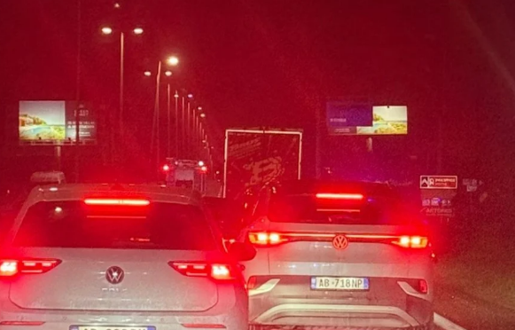 Aksident në autostradën Tiranë-Durrës, policia dhe ekipet e emergjencës në vendngjarje