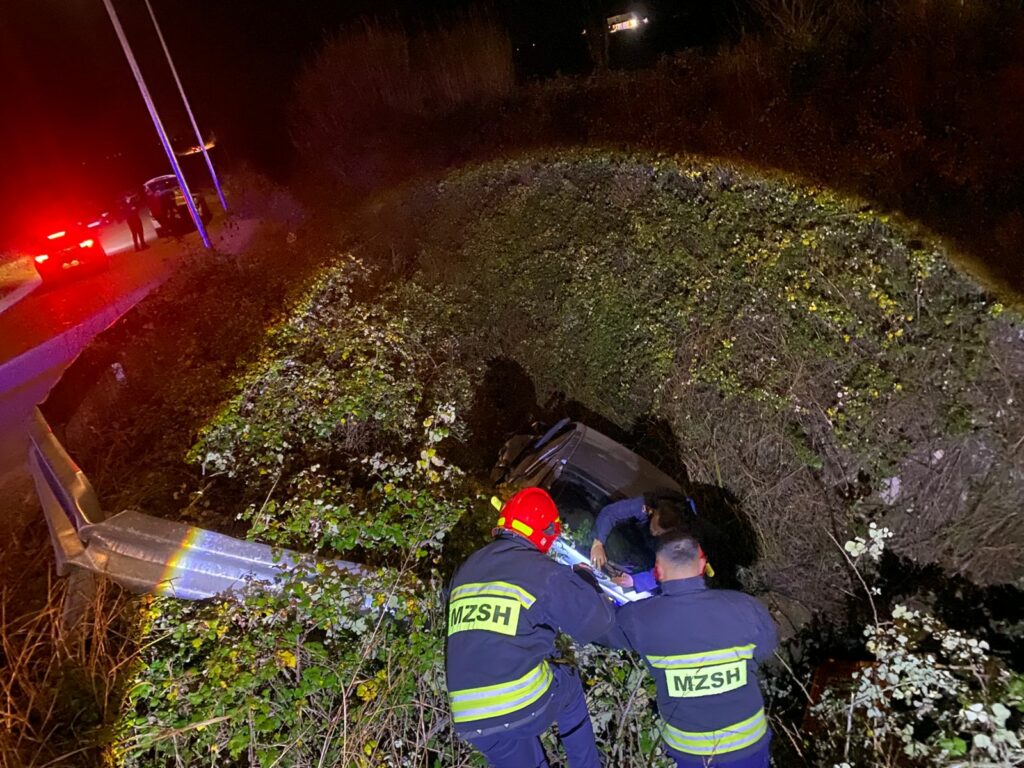Përplasen dy automjete në aksin Lezhë-Shkodër, plagosen dy persona. Dërgohen për ndihmë mjekësore