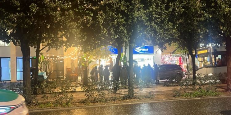 Tiranë/ Aksident tek Bulevardi Zogu i Parë, raportohet se makina përplasi motorin