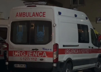 Makina përplaset me motorin në Tiranë, një i vdekur dhe një e plagosur