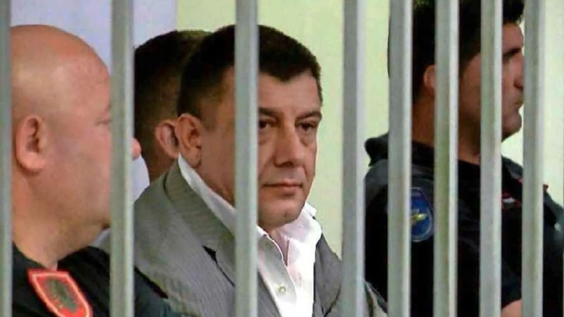 U dënua me burg përjetë për vrasjen e komisar Dritan Lamaj/ Kur do të shqyrtohet kërkesa e Arben Frrokut për rihapje procesi