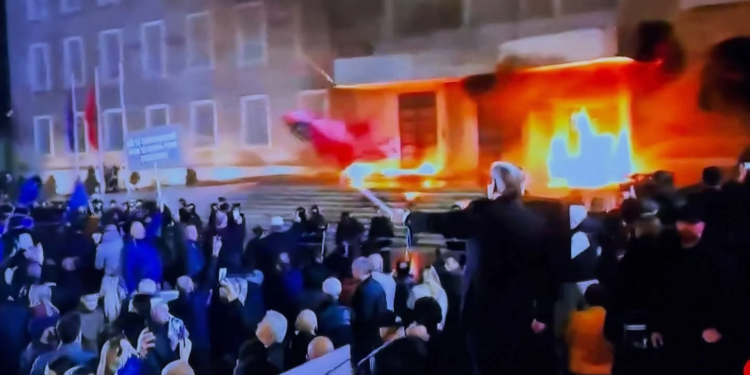 Protesta e opozitës para Kryemistrisë, reagon Balla: Sali, ti nuk e djeg dot më Shqipërinë