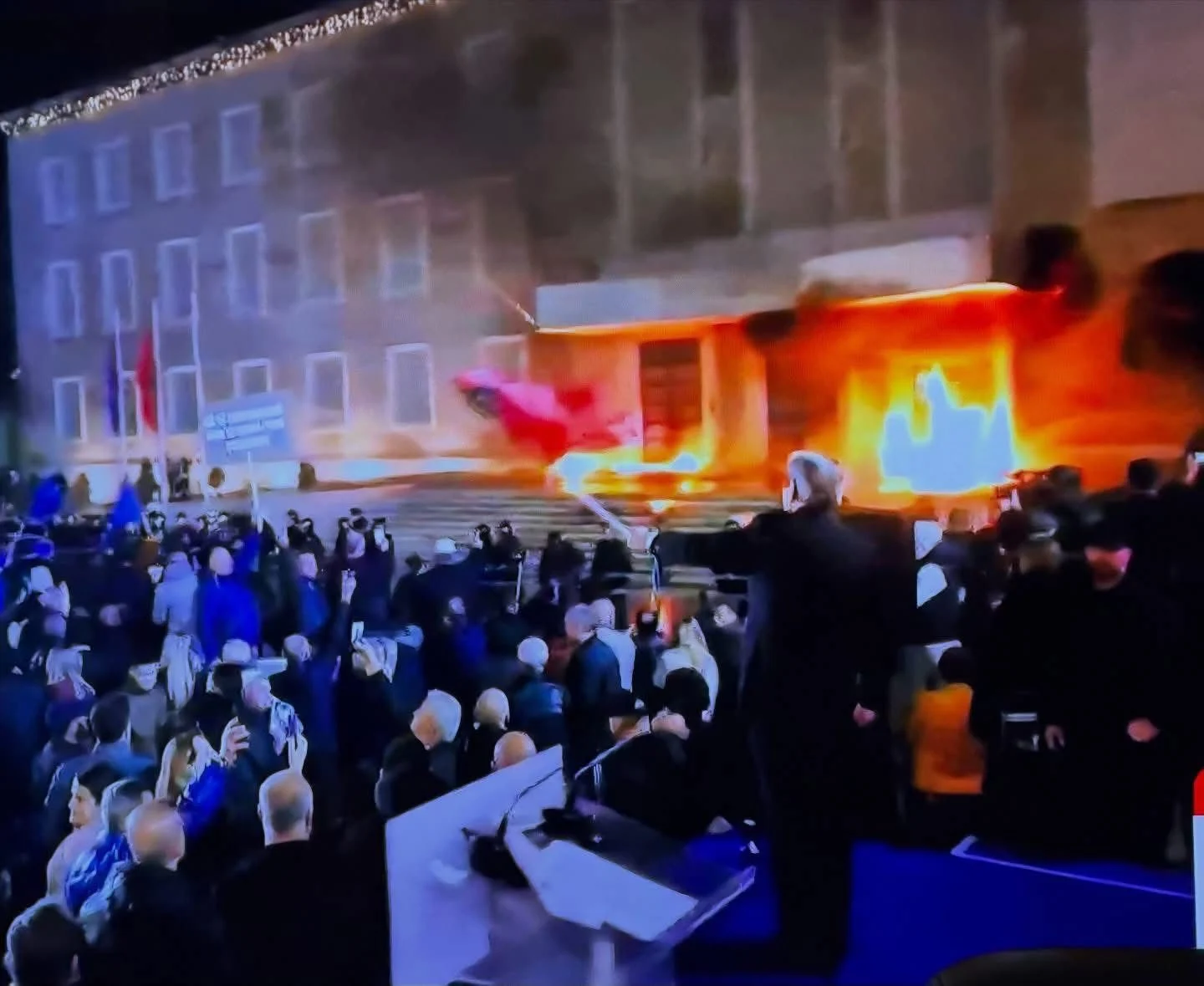 Protesta e opozitës para Kryemistrisë, reagon Balla: Sali, ti nuk e djeg dot më Shqipërinë