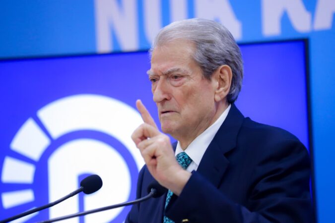 Berisha mbledh aleatët në selinë blu, komenton çështjen e Ballukut