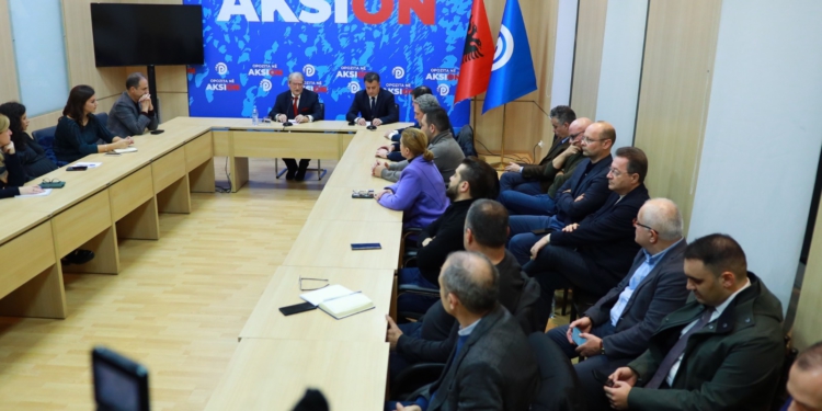 Zyrtari i lartë i PD: Pas Berishës janë 20 hiena apo ujqër që duan t’i zënë vendin!