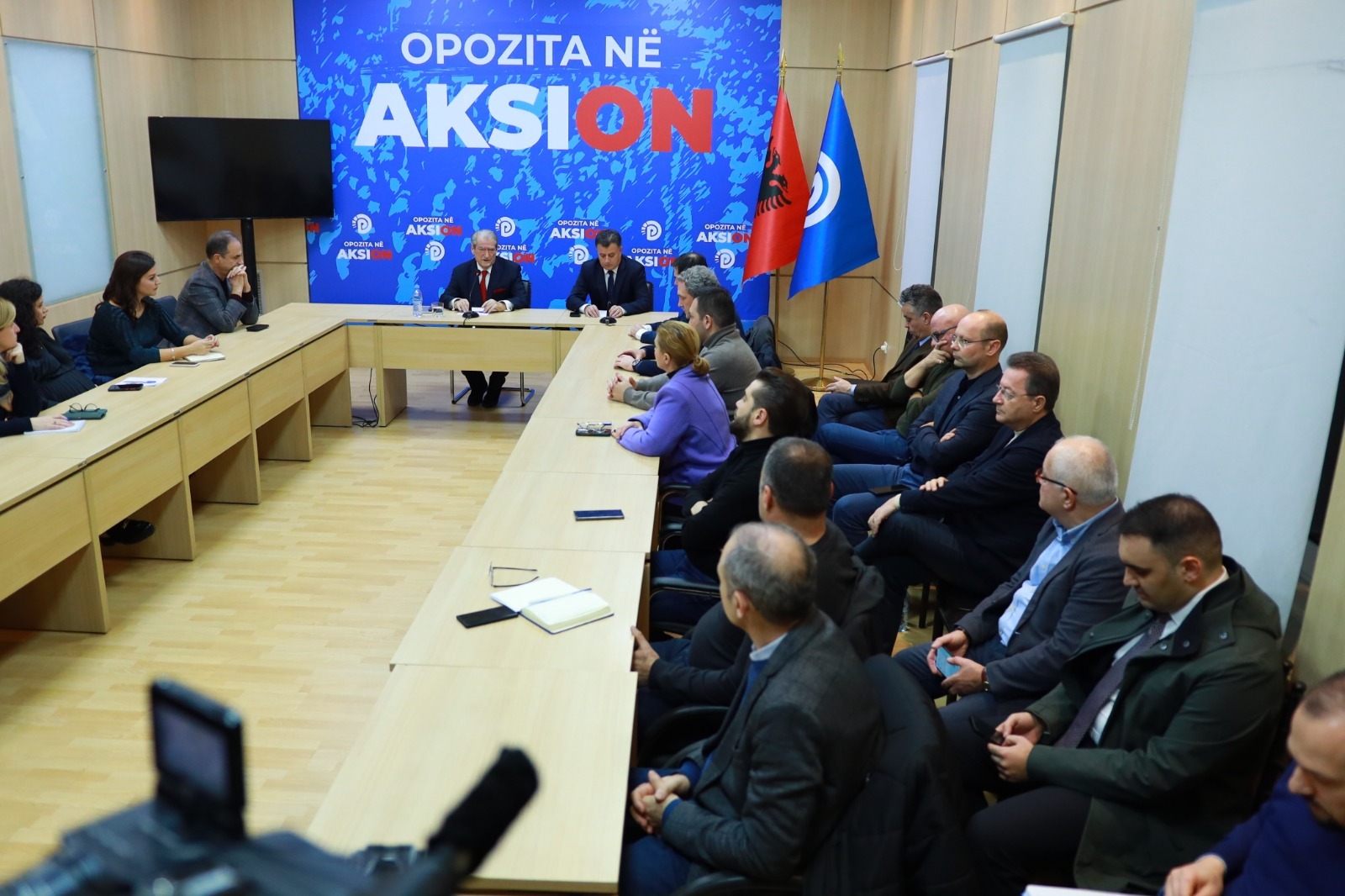 Zyrtari i lartë i PD: Pas Berishës janë 20 hiena apo ujqër që duan t’i zënë vendin!