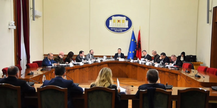 Çështja ‘Balluku’, Këshilli i Mandateve vendos që anëtarët të marrin me vete USB me 10 mijë faqe me prova