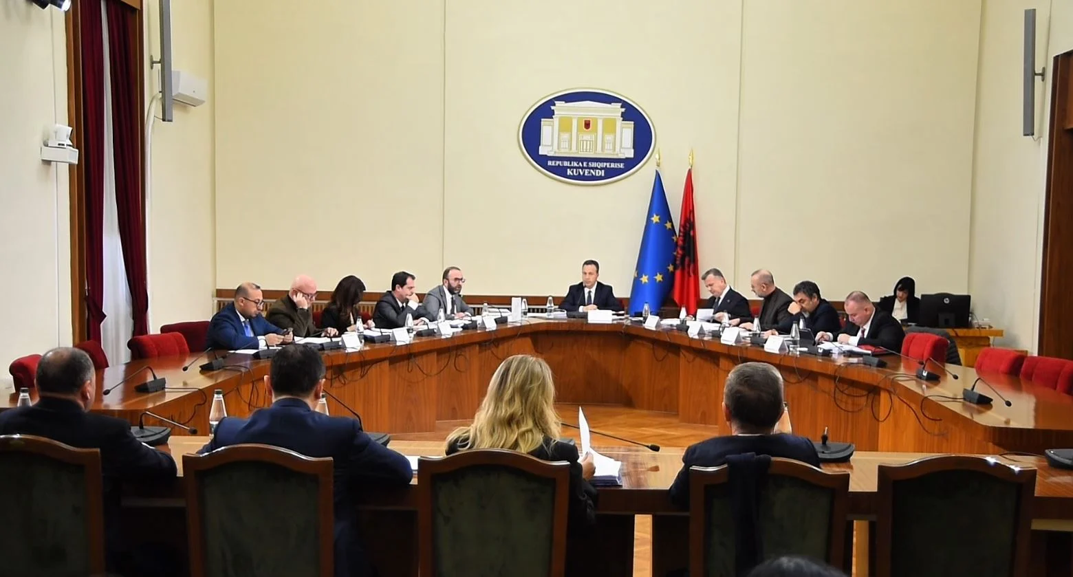 Çështja ‘Balluku’, Këshilli i Mandateve vendos që anëtarët të marrin me vete USB me 10 mijë faqe me prova