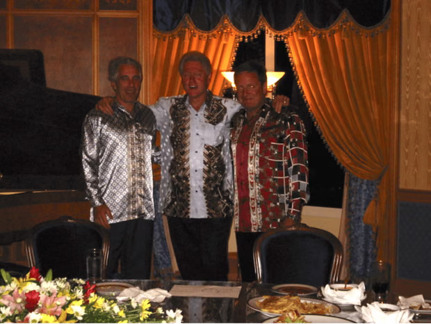 I nxorën fotot e vjetra me Epsteinin, Clinton akuzon Shtëpinë e Bardhë se po e përdor si “kokë turku”