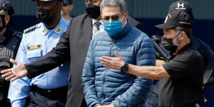 Hondurasi kërkon arrestimin e ish-Presidentit Hernandez pas faljes nga Trump