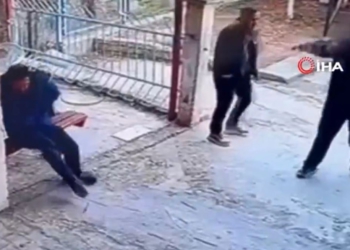 VIDEO/ Tronditëse në Turqi, nxënësi plagos me armë drejtorin e shkollës pse e kritikoi! Arsimtari në gjendje të rëndë..