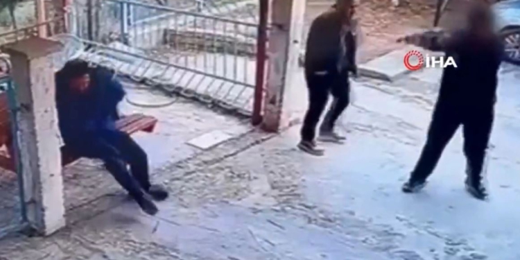VIDEO/ Tronditëse në Turqi, nxënësi plagos me armë drejtorin e shkollës pse e kritikoi! Arsimtari në gjendje të rëndë..