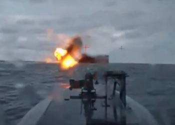 VIDEO/ Dronët ujorë ukrainas bombardojnë anijen cisternë të naftës në Detin e Zi, pjesë e “flotës hije” të Rusisë!