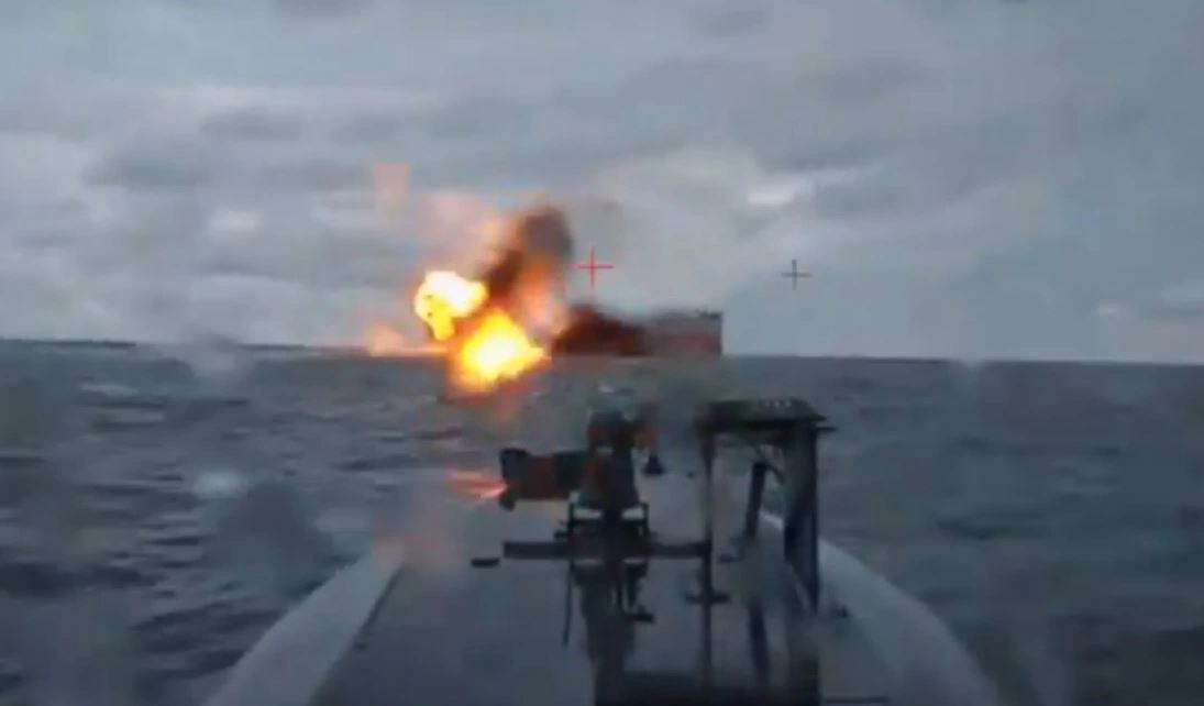 VIDEO/ Dronët ujorë ukrainas bombardojnë anijen cisternë të naftës në Detin e Zi, pjesë e “flotës hije” të Rusisë!