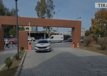 E dhunuan dhe i morën lekët e xhiros pronarit të një biznesi në Tiranë, vihen në pranga tre autorët (EMRAT)