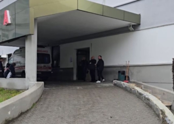 Goditet me thikë një i ri në Durrës pas një konflikti. Dërgohet me urgjencë në spital, ja gjendja e tij