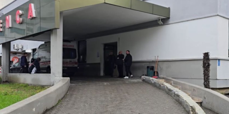 Goditet me thikë një i ri në Durrës pas një konflikti. Dërgohet me urgjencë në spital, ja gjendja e tij