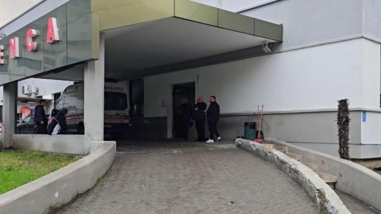 Goditet me thikë një i ri në Durrës pas një konflikti. Dërgohet me urgjencë në spital, ja gjendja e tij