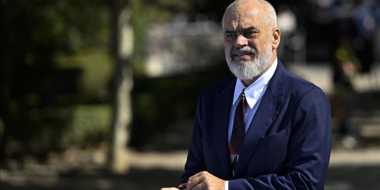“Ky mësim nuk duhet harruar”, Rama reagon sërish për Ballukun: Ma gjeni një vend në botë që pezullohet ministri…