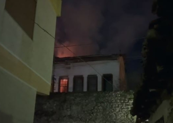 Elbasan, përfshihet nga flakët një banesë brenda Kalasë