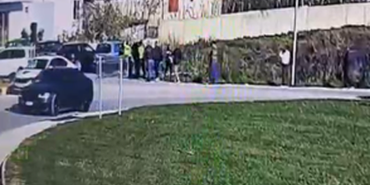 Dhunuan drejtorin e IMT-së dhe inspektorin, arrestohet 58-vjeçari bashkë me dy djemtë e tij