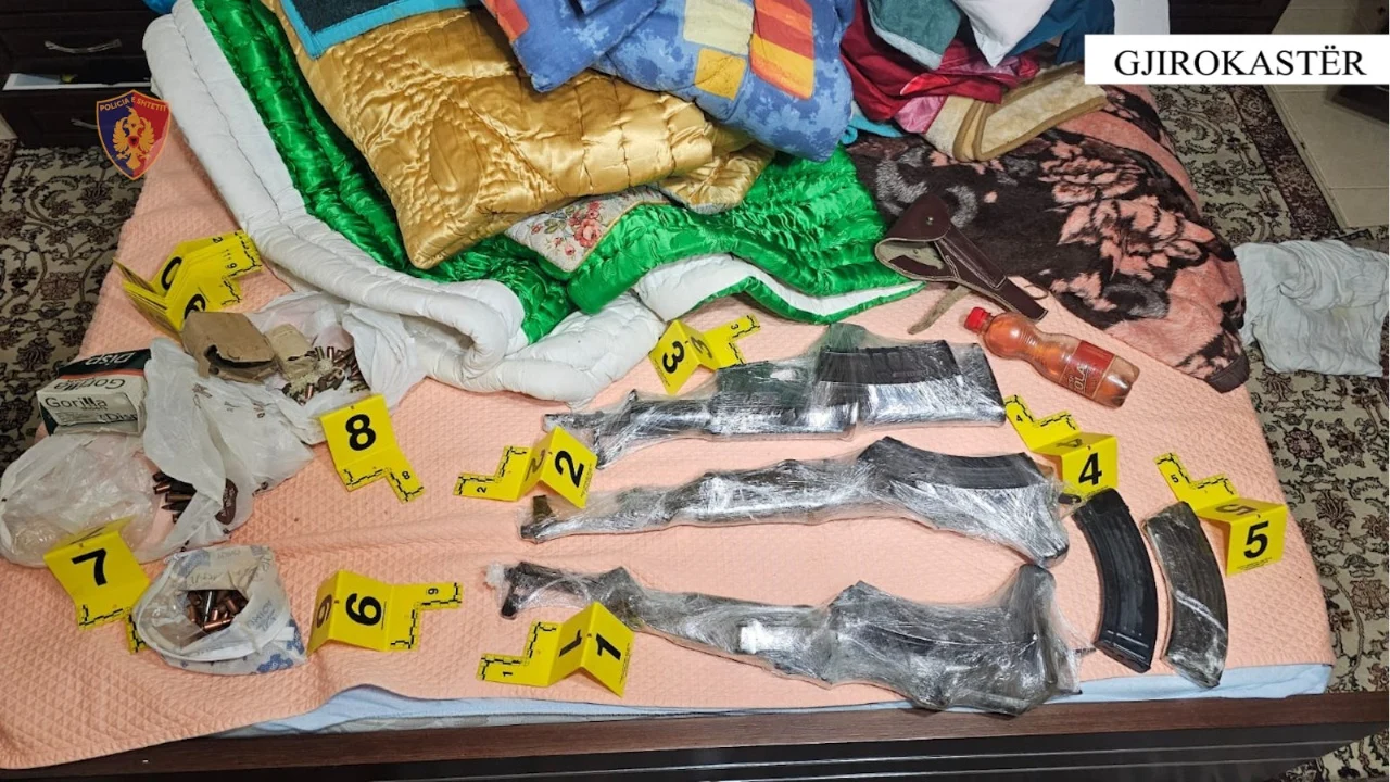 FOTOT/ Kontrolle në banesat e vrasësve me pagesë në Gjirokastër, Vlorë dhe Lezhë! Zbulohen armë e municion luftarak..