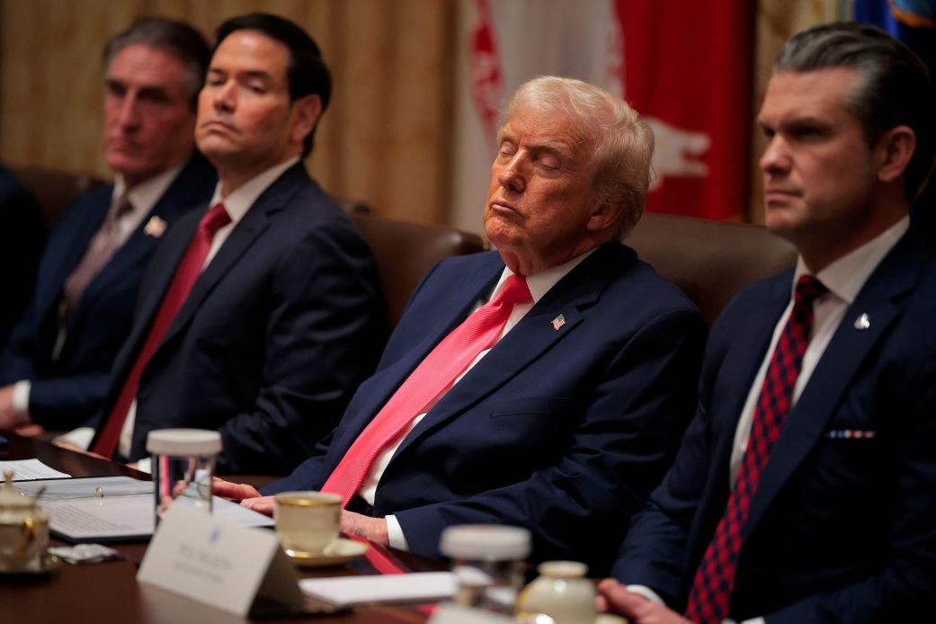 VIDEO- Donald Trump përgjumet sërish gjatë raportimit të ministrave në mbledhjen e kabinetit