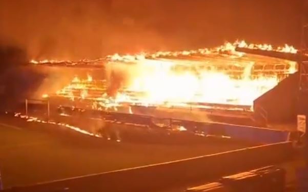 VIDEO-E çuditshme në futbollin europian/ Tifozët i vënë flakën stadiumit pasi ekipi ra nga kategoria