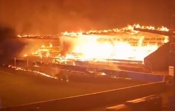 VIDEO-E çuditshme në futbollin europian/ Tifozët i vënë flakën stadiumit pasi ekipi ra nga kategoria